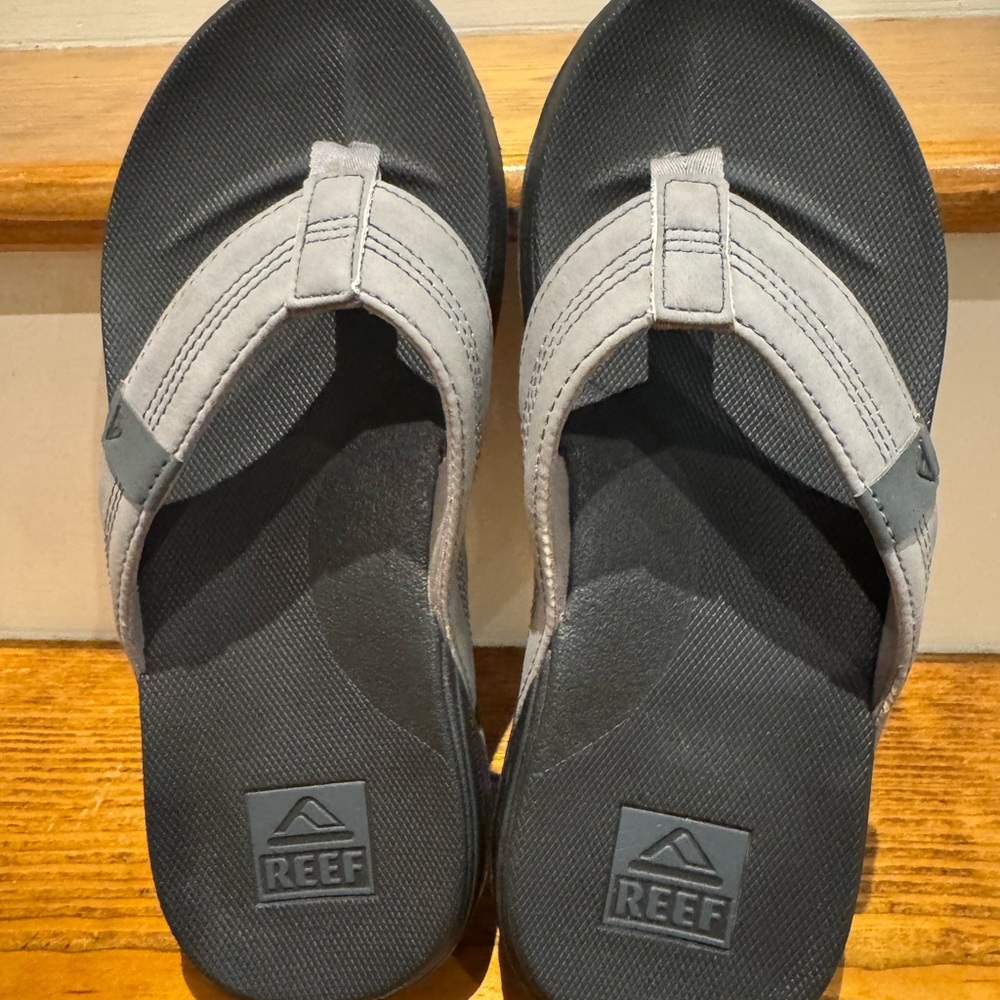 Reef Gray and Black Flip-Flops Minimalist Design - Picture 2 of 5
